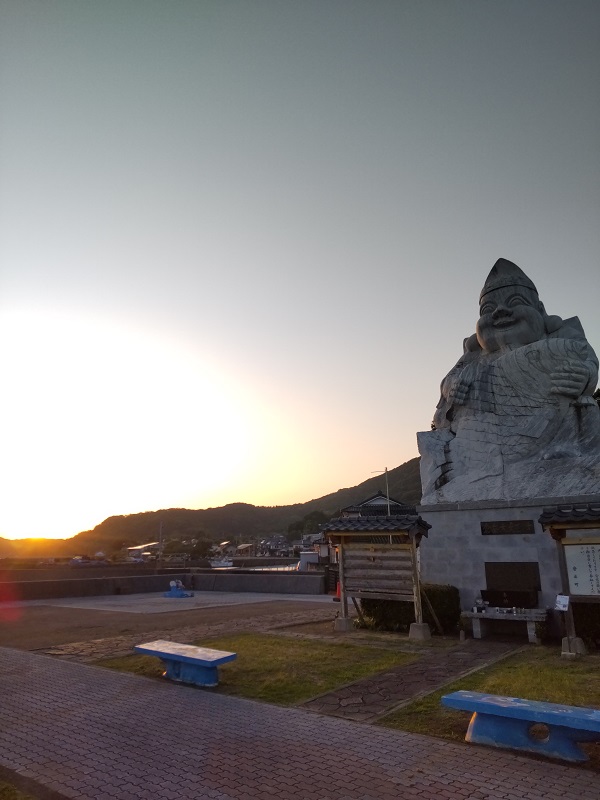夕焼けと大エビス様